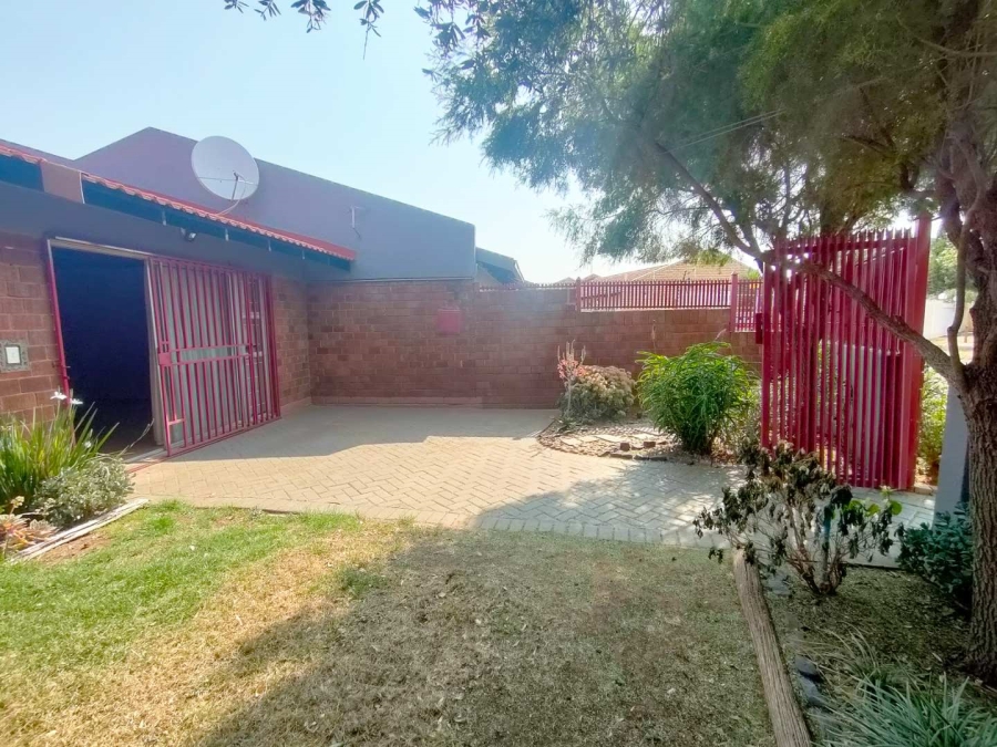 2 Bedroom Property for Sale in Langenhovenpark Free State